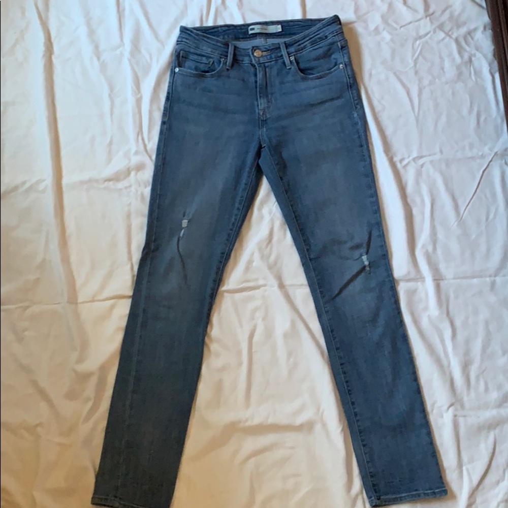 Levi’s Mid Rise Skinny Distressed Jean Size 6